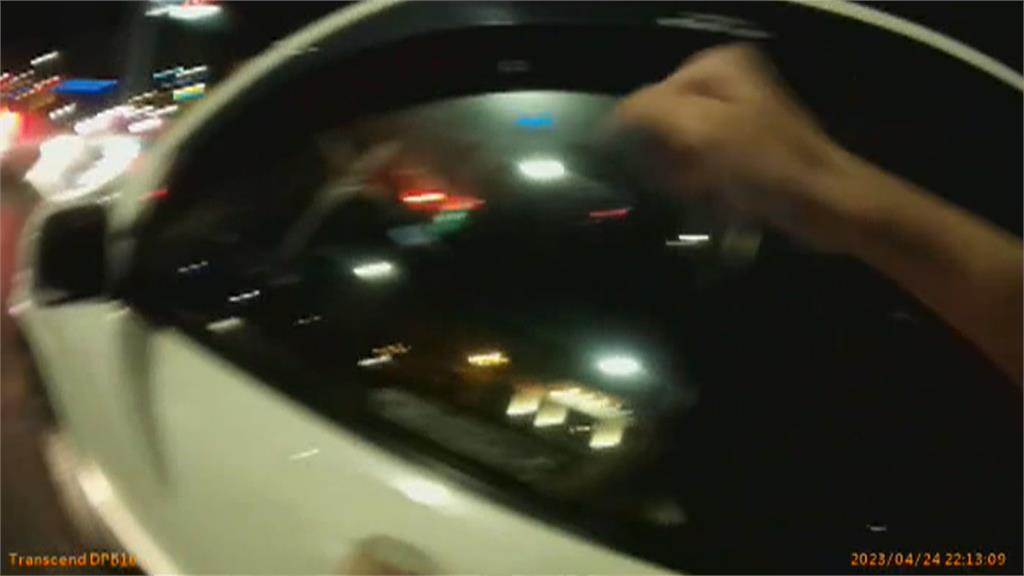無視警棍猛砸玻璃　違規車竟加速直上國道逃逸