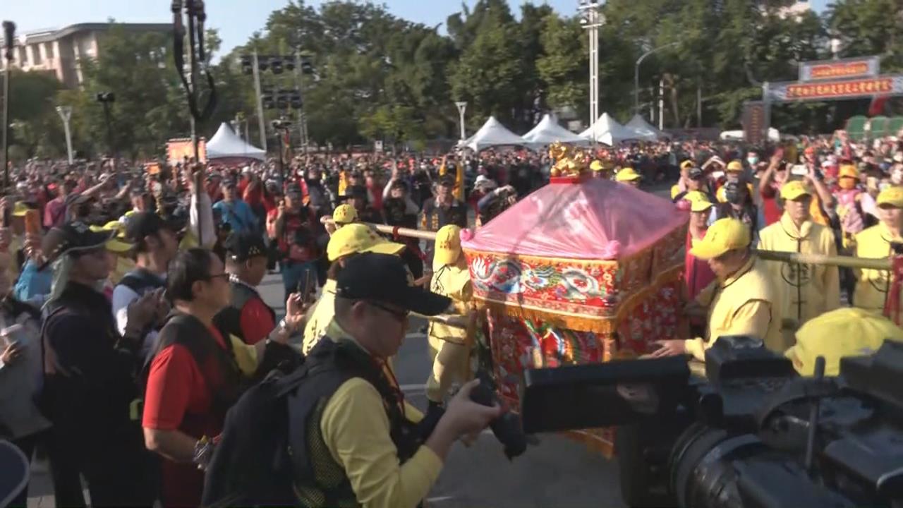 「粉紅超跑」到高雄 「四大天后」合體遶境場面盛大