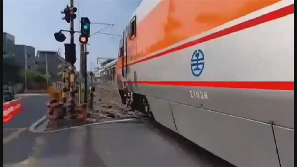 無視警示音「闖平交道」！　轎車險被火車撞上　驚險畫面曝