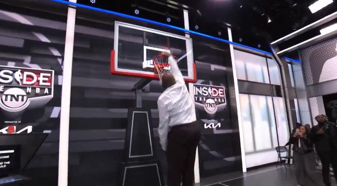 NBA(影)/52歲的俠客歐尼爾打賭還能灌籃 惡漢巴克利嗆:你會弄傷自己