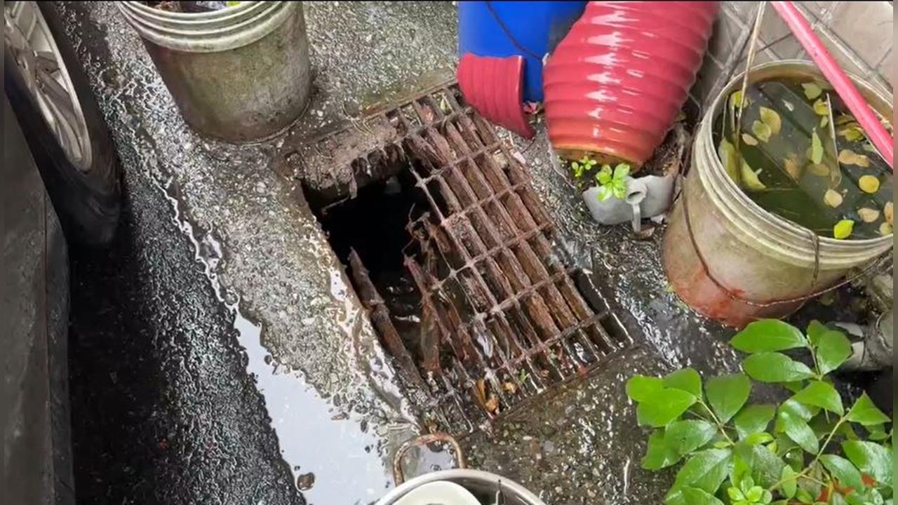 好痛！水溝蓋生鏽害踩空　女子腿部皮開肉綻縫30幾針