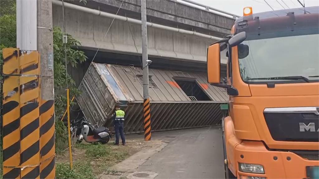 未注意限高撞橋樑 貨櫃掉落壓毀2汽車1機車