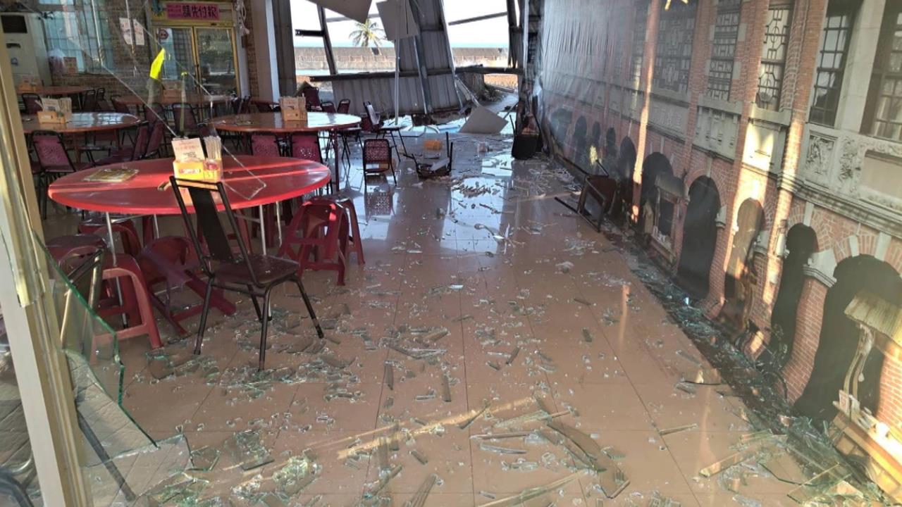 疑倒車忘換檔　屏東自小客撞進餐廳連人帶車墜魚塭