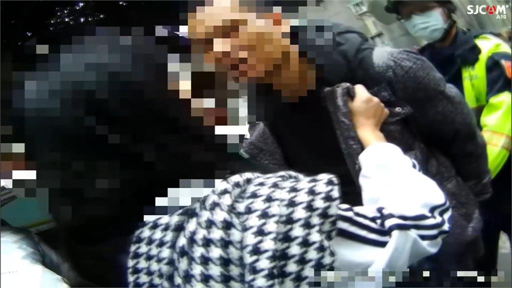 通緝犯市場買東西違停落網 女友當街抱緊淚崩
