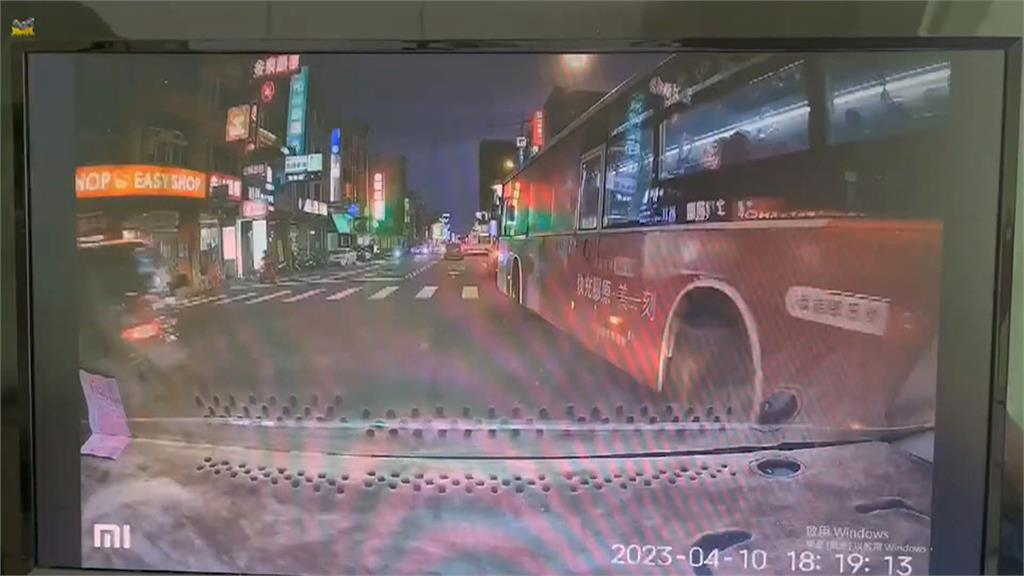 逼車？台中客運公車突鬼切　駕駛急煞險象環生