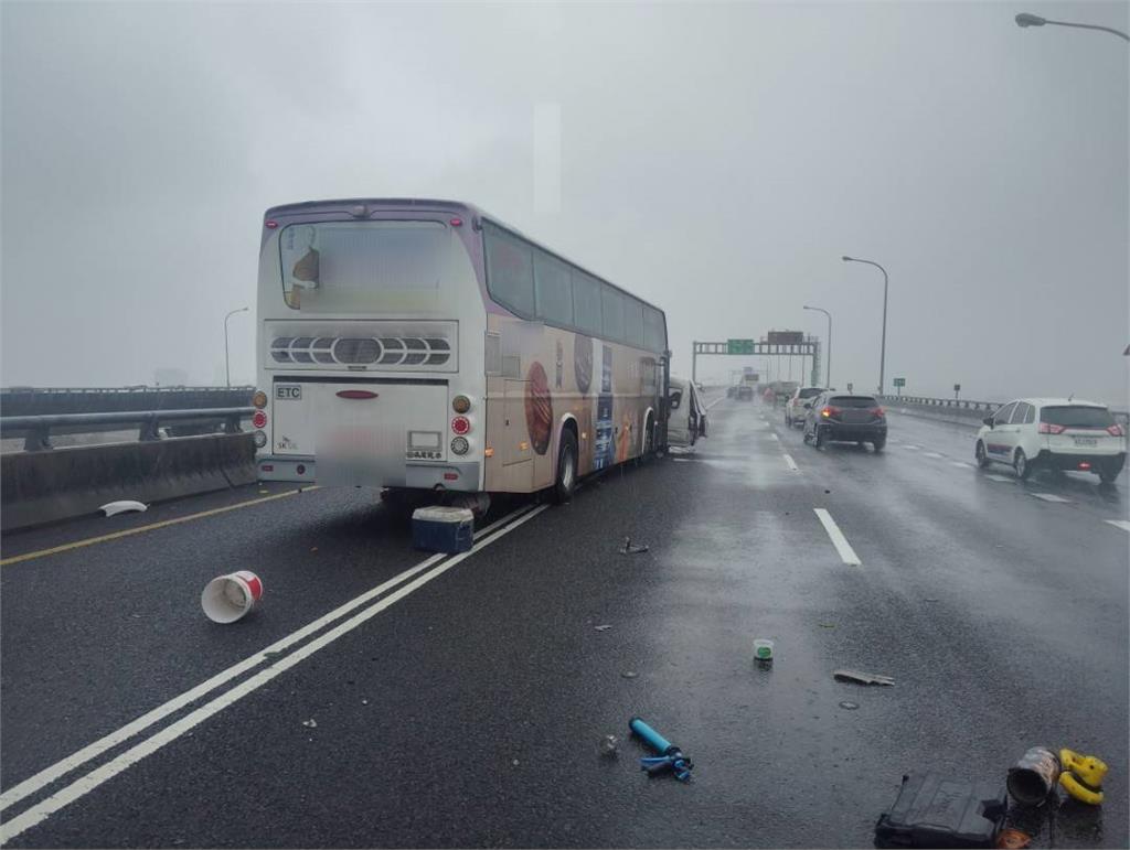 國1機場系統路段3車連環撞!23歲駕駛輕傷送醫