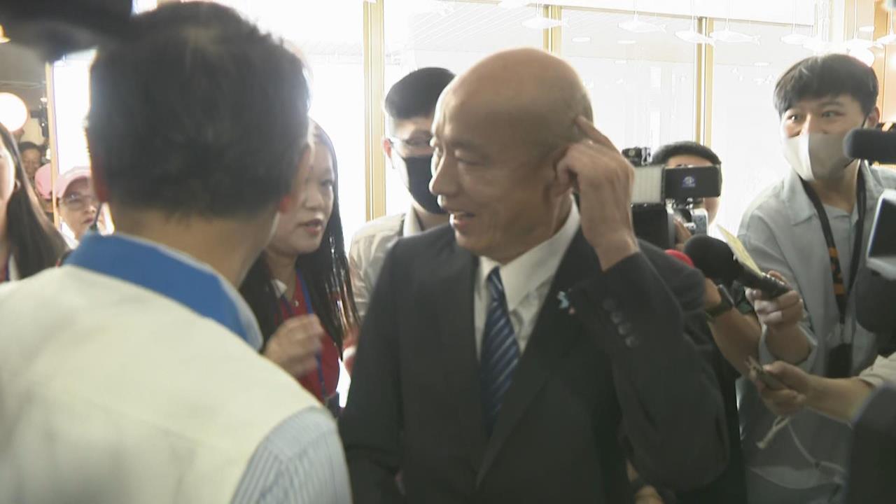 快新聞／挑戰2028？韓國瑜閃媒體「遭攝影機敲頭」幽默問記者：民進黨派來的？