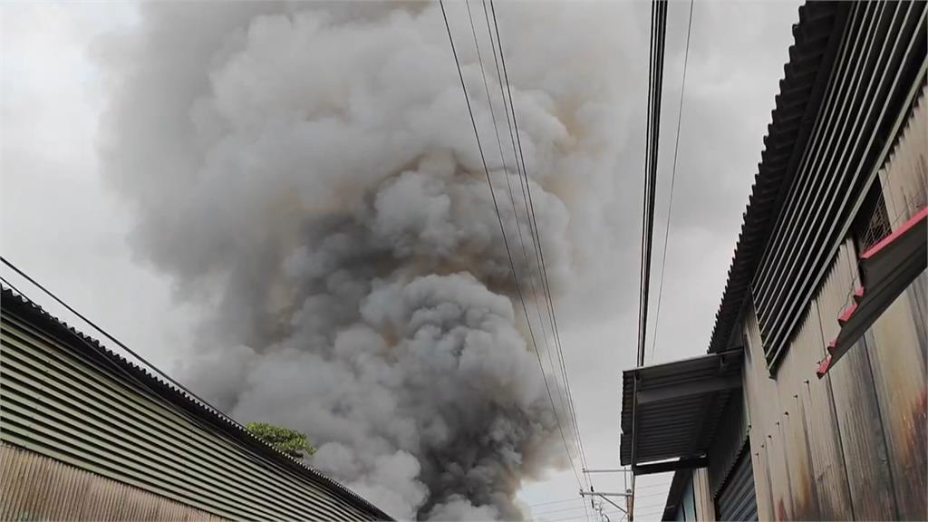 板橋<em>工廠</em>火警濃煙竄天　延燒3間鐵皮屋伴隨爆炸聲