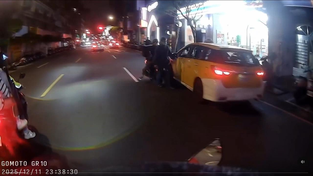 火爆外送員!不滿被計程車逼車 逆向騎車撞運將兩次