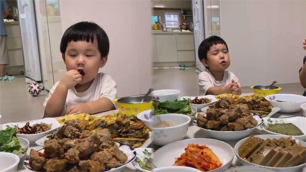 忍不住了！南韓2歲萌娃飯前禱告「閉眼偷吃」　被抓包後1舉動笑翻網