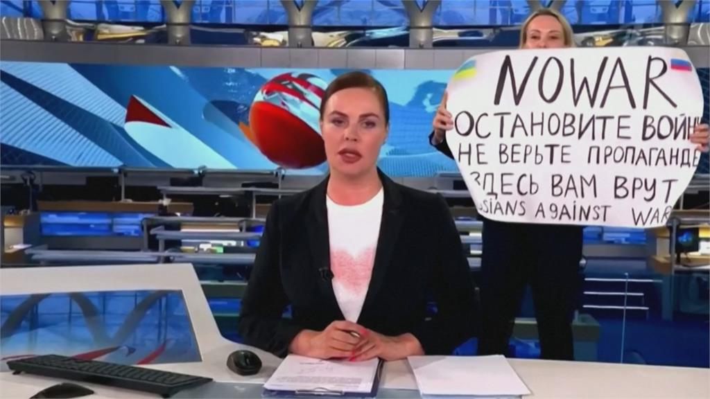 俄編輯闖直播攝影棚　高舉反戰標語遭逮捕