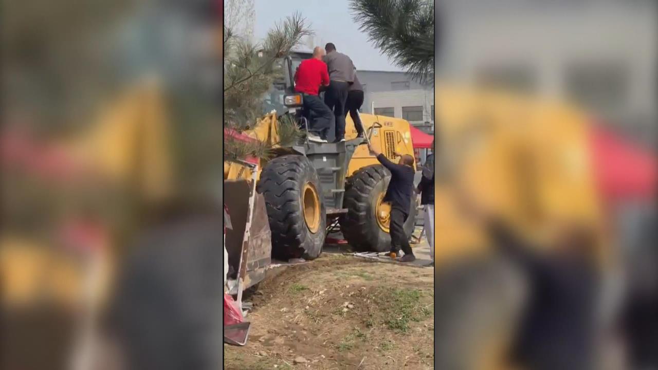 中國北京市場推土機衝撞事故 凶手被拖出車外毆打 多人生死不明