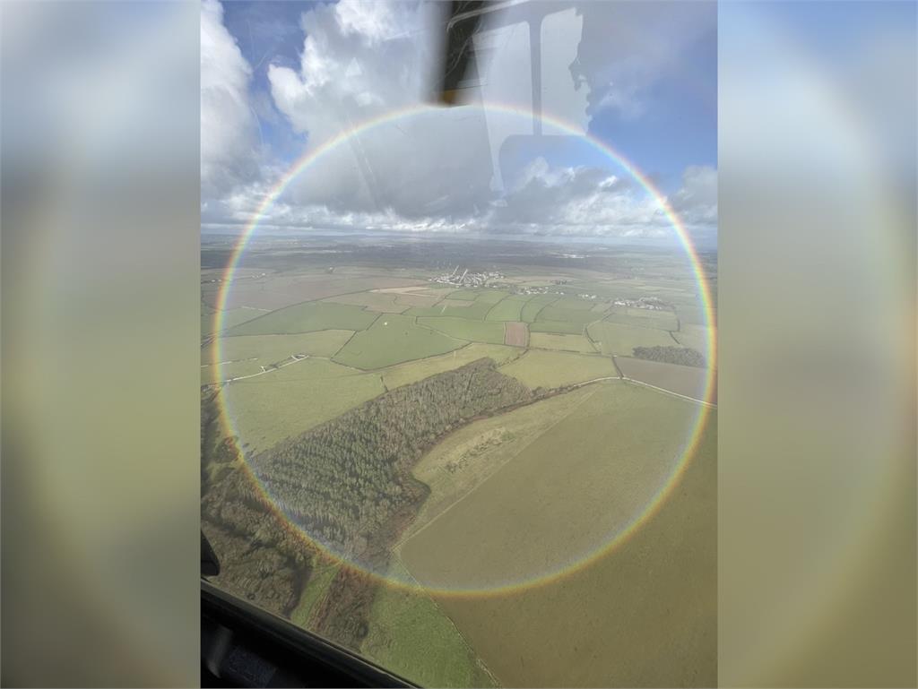 太美了！英國郊區罕見出現「圓形彩虹」　氣象局說成因