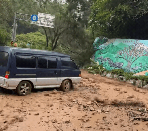 陽明山菁山路土石流!貨車泥流中「輪胎空轉」拍攝者嚇壞大喊:天啊