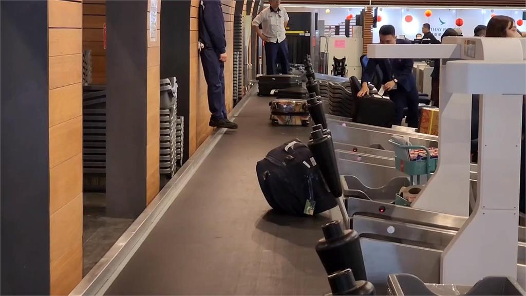 <em>桃機</em>行李輸送帶疑故障　旅客行李一度堆積大塞車