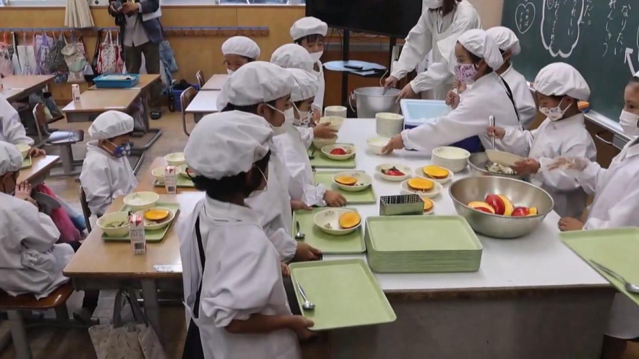 日本學童營養午餐吃「台灣美食」　直接拿湯匙挖大讚超滿足