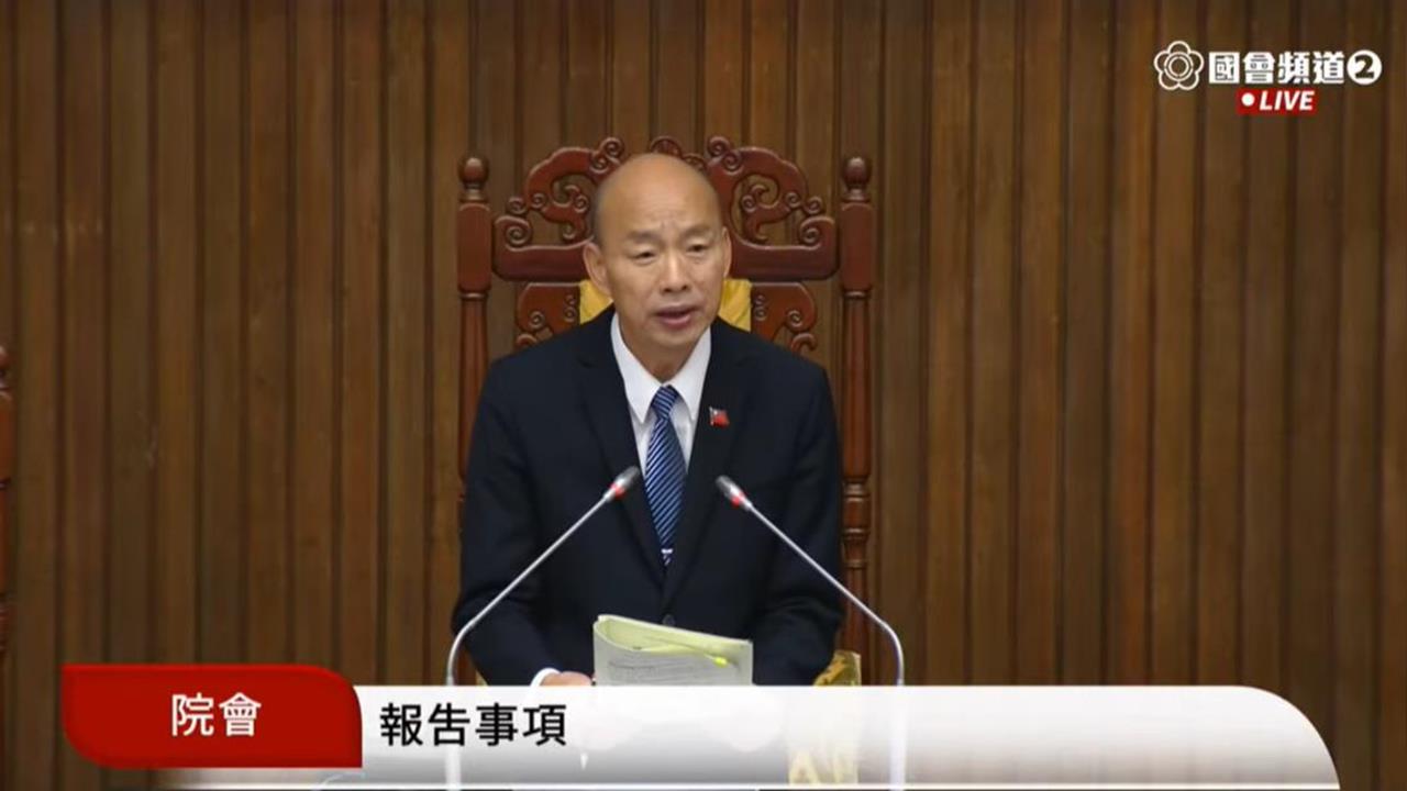 經典場面再現!韓國瑜1句「不是流氓可以喝水」卓榮泰、王世堅全喝了