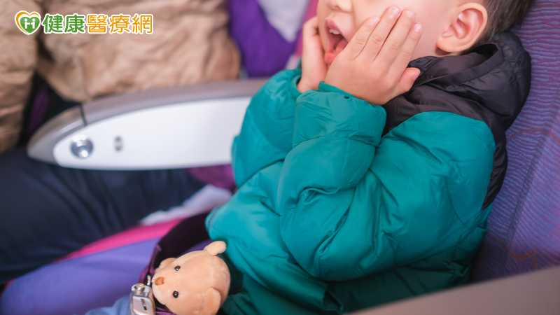 孩子搭飛機鬧不停？專家教6招安撫　別只急著要求「不要哭」
