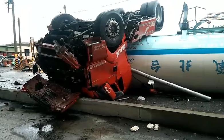快新聞／命大！台61線液態氮槽車從高架橋上翻落地面　34歲駕駛僅輕傷