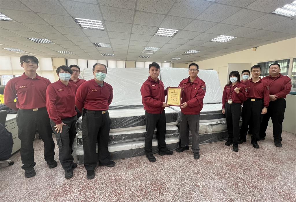 寢具業者熱心公益致贈床墊　提升桃消迴龍分隊休息環境