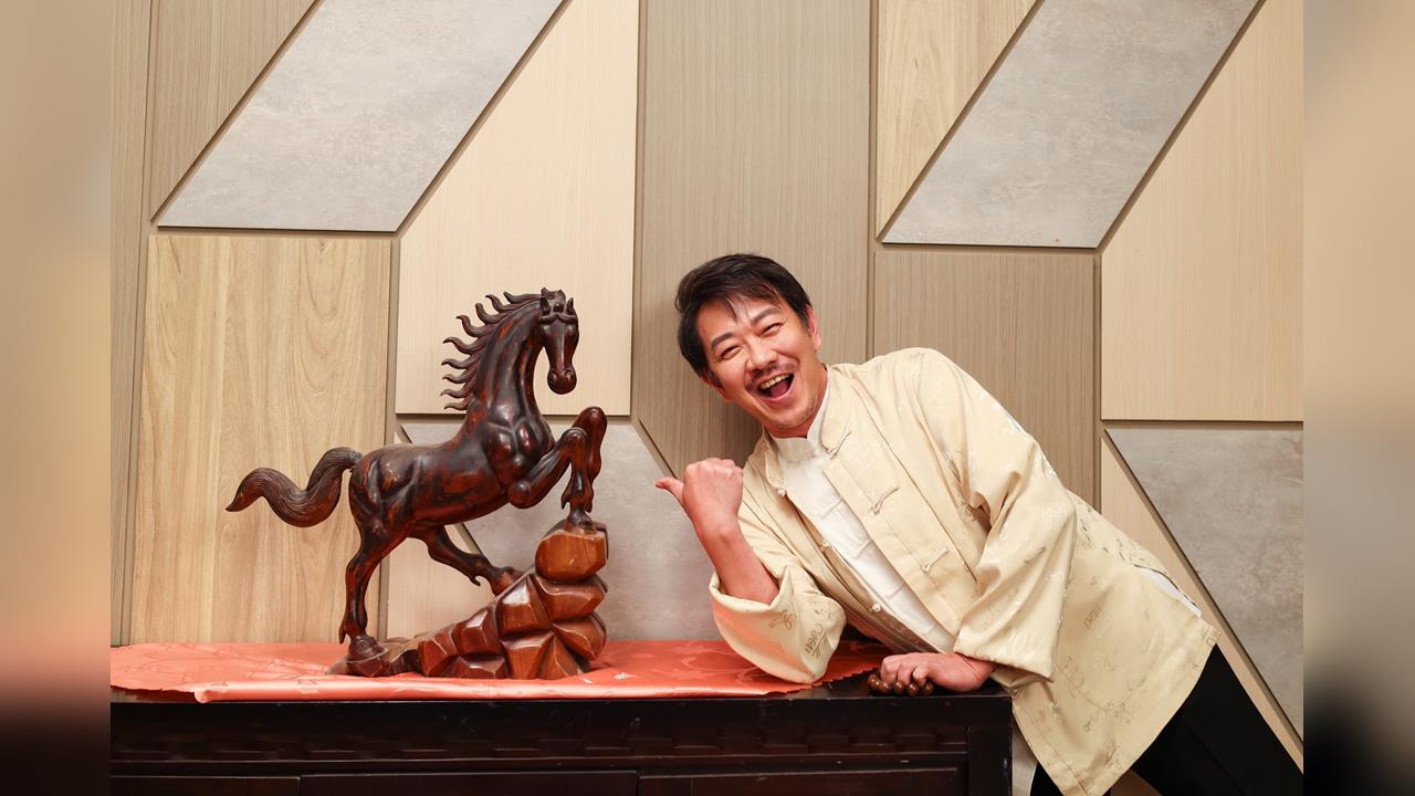 戲劇男神江俊翰回歸!接演民視《豆腐媽媽》挑戰「複雜議長」