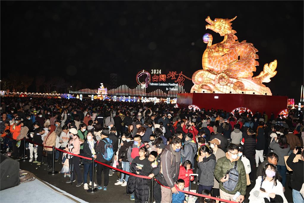 元宵節變天「首波春雨鋒面」將成形！雨彈炸全台「這2區最有感」濕冷3天