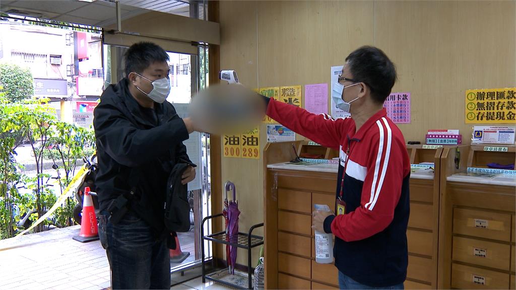 搶匪拿槍對上額溫槍 防搶演練太逼真