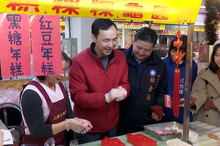 逛市場發福袋 朱立倫向市民拜早年