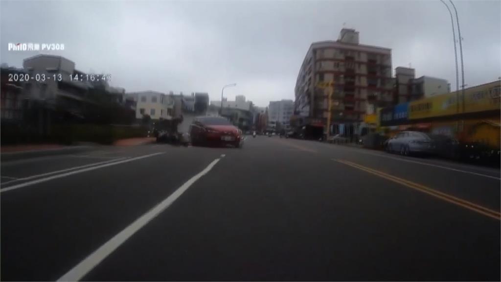 嚇！騎士突竄出 轎車急閃失控撞進民宅