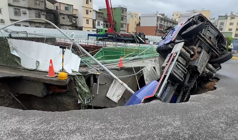 豪雨橫掃台中! 沙鹿馬路變小河 工地旁天坑吞2車
