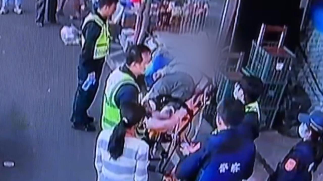 警噴辣椒水壓制失控男　辣椒水隨風飄狂嗆