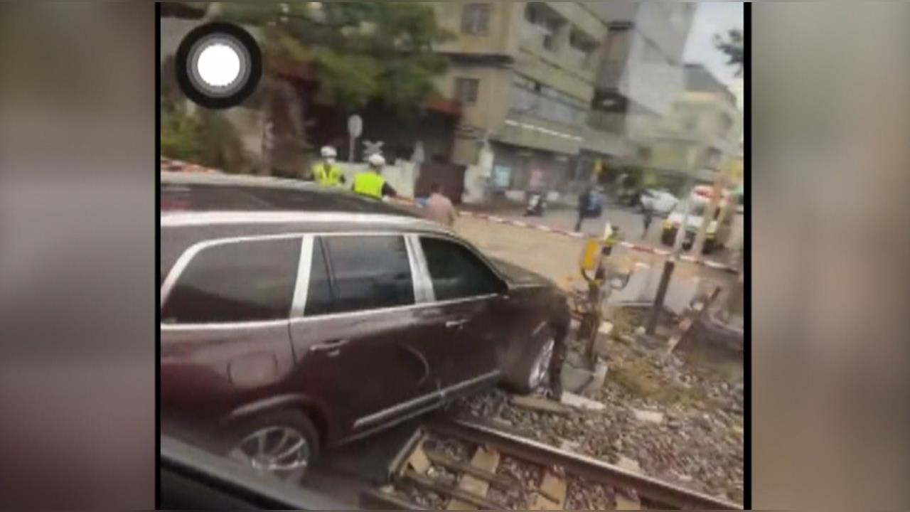 彰化8旬駕駛疑低血糖卡平交道 8列車延誤126分鐘