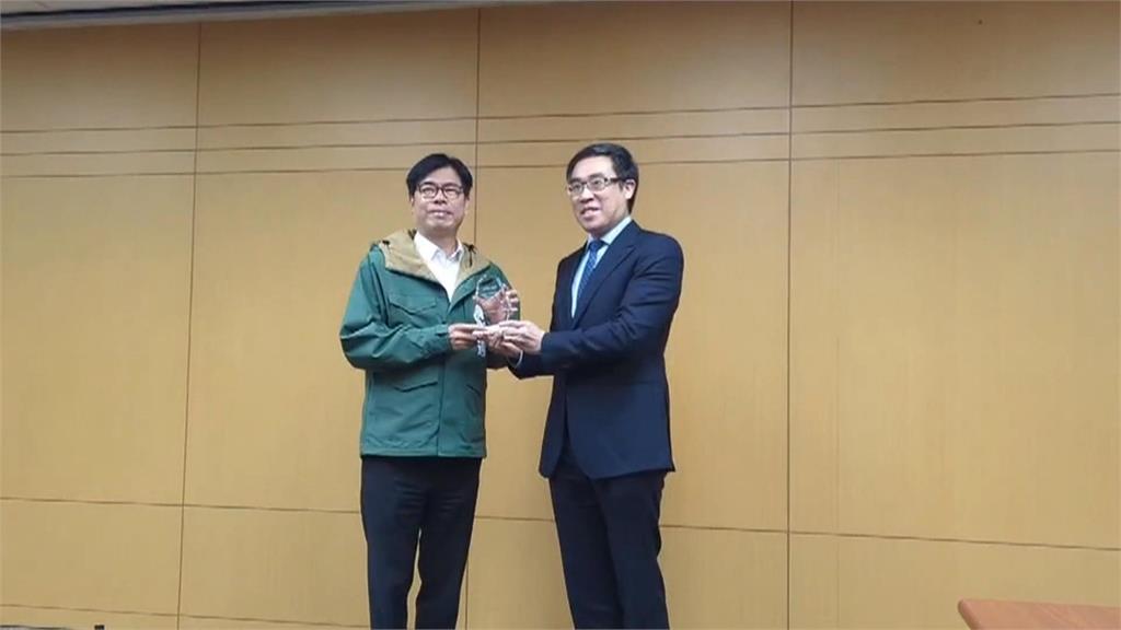高雄農來訊獲國際肯定　陳其邁親自領獎