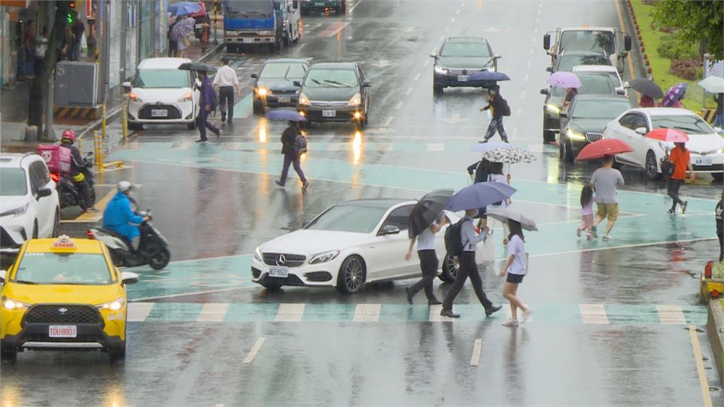 雨勢暫緩！「梅雨鋒面」仍在台灣上空　鄭明典提醒：山區道路仍有風險
