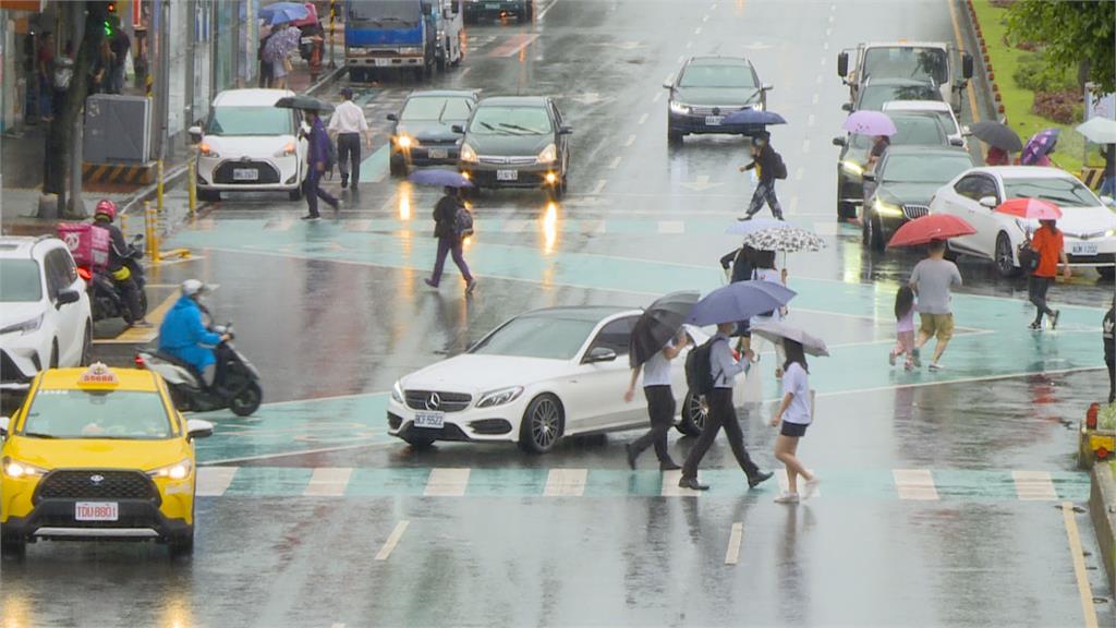 雨勢暫緩!「梅雨鋒面」仍在台灣上空 鄭明典提醒:山區道路仍有風險