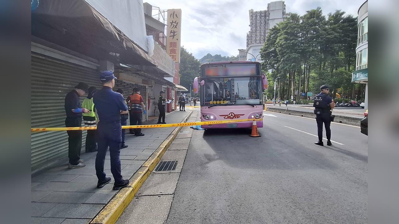快新聞／北市文山區公車撞行人！女受困車底當場死亡　現場畫面曝