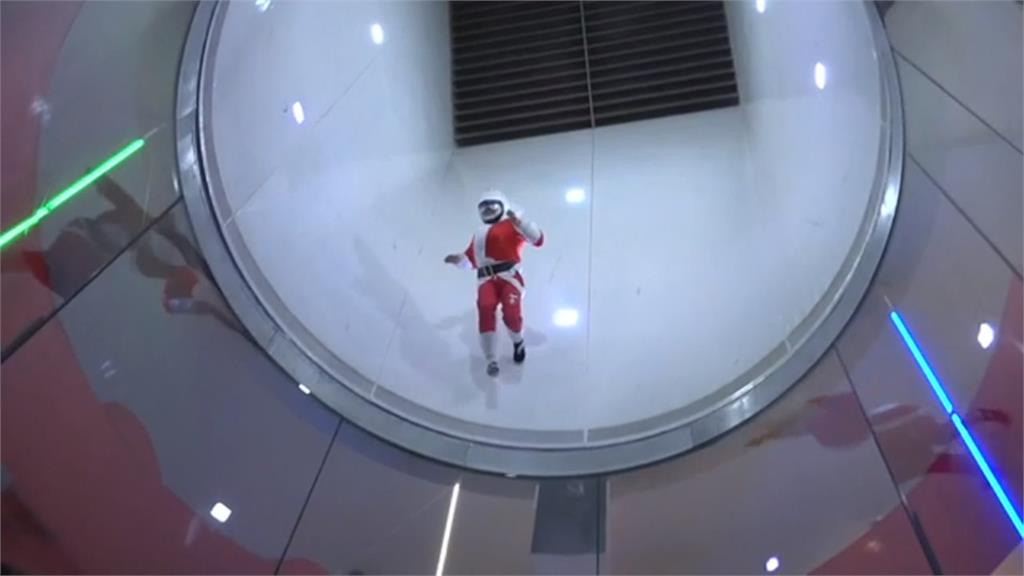 西班牙跳傘聖地 耶誕老公公體驗風洞漂浮