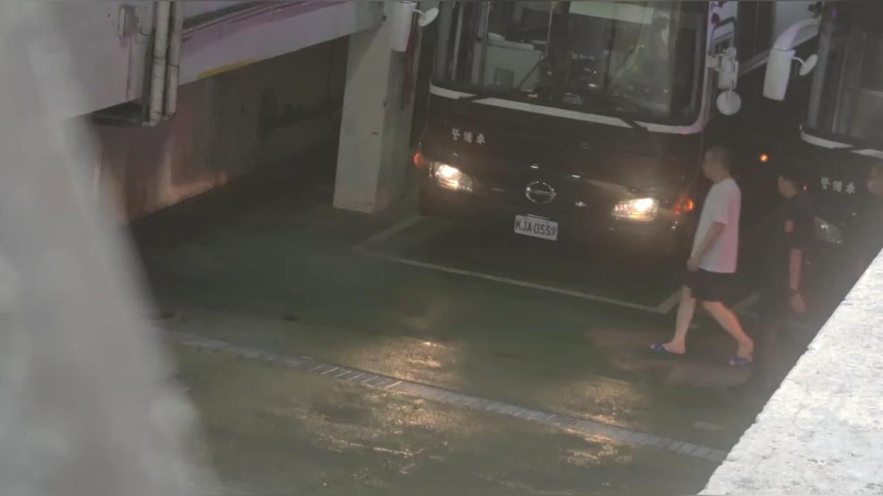 快新聞/搭乘囚車抵北院!柯文哲將交保返老家 陳佩琪安排「艾草水」要去晦氣