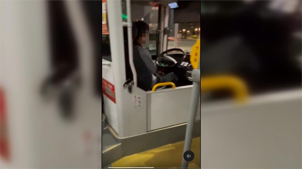 危險！公車司機邊開車邊追劇　乘客：每次都看他在追劇