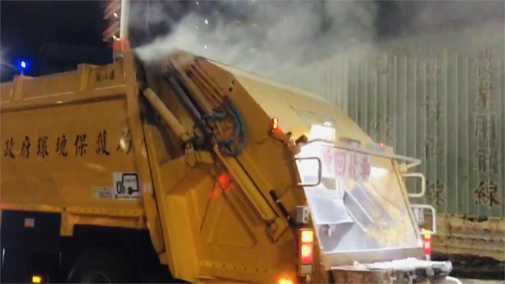 垃圾車起火悶燒　清潔員緊急排出易燃回收物