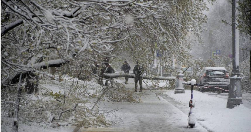 莫斯科罕見4月暴風雪肆虐　50村莊停電！交通癱瘓連機場也停飛