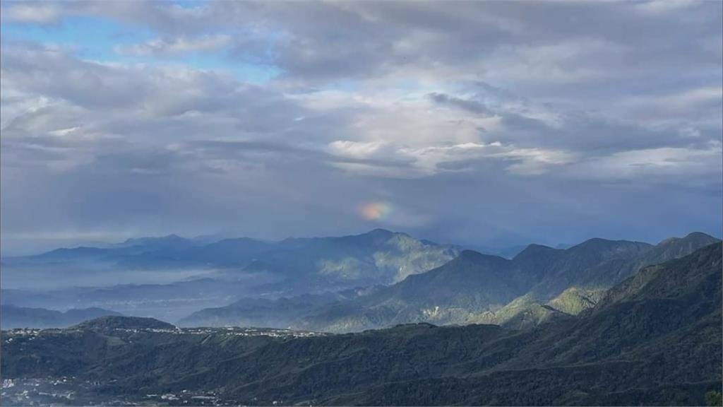 東北風+水氣！集集大山天時地利　絕美「霓虹光彩雲」現蹤