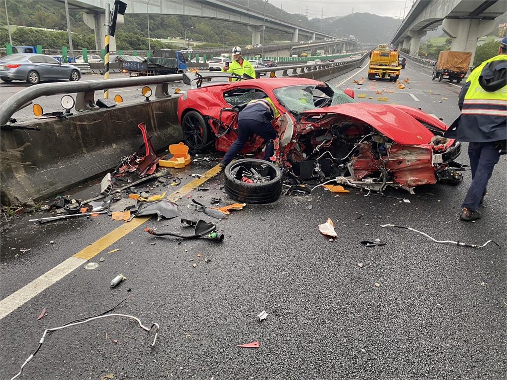 快新聞／最新！國1泰山轉接道保時捷自撞　車頭全毀、駕駛遭拋出車外