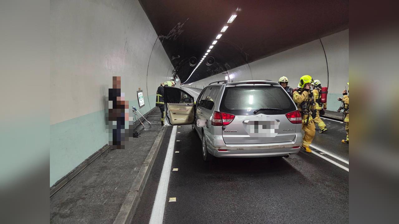 雪隧驚傳火燒車！車主急逃生　南北向車輛回堵3公里