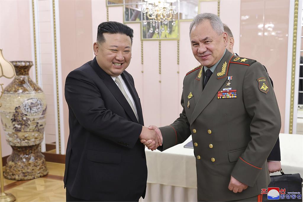 快新聞／北朝鮮疫情後首次外團來訪！　金正恩帶俄防長看武器