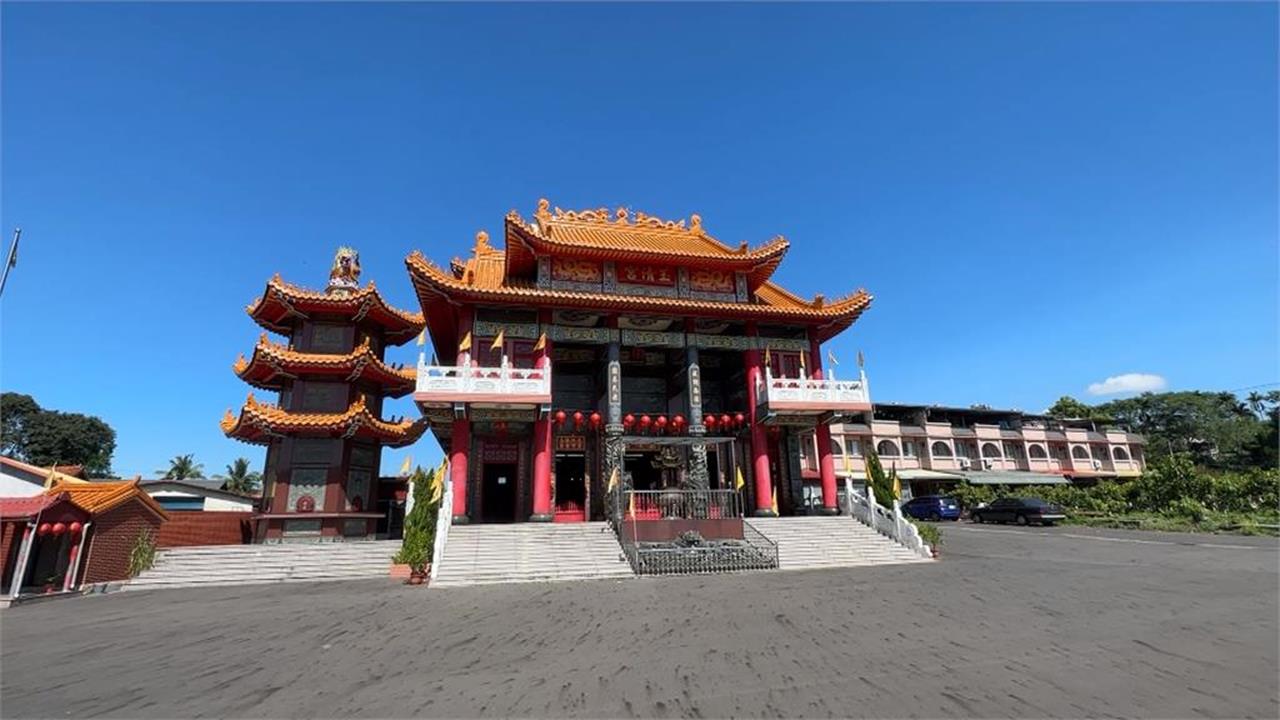 一份空汙檢測數據 讓燒香逾280年龍山寺禁香！擲筊菩薩同意、香客減3成又回來