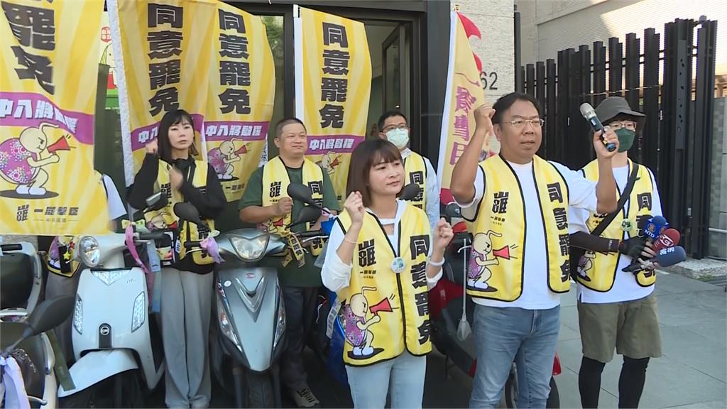823罷免終戰！罷團機車隊遊「山城五區」　江啟臣學盧媽媽拿「這小物」狂噴蔣萬安