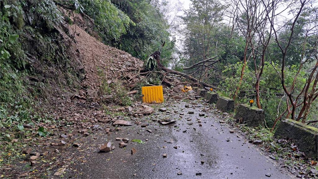 快新聞／連日豪雨來襲！福山植物園連外道路「嚴重坍方」　目前雙向無法通行