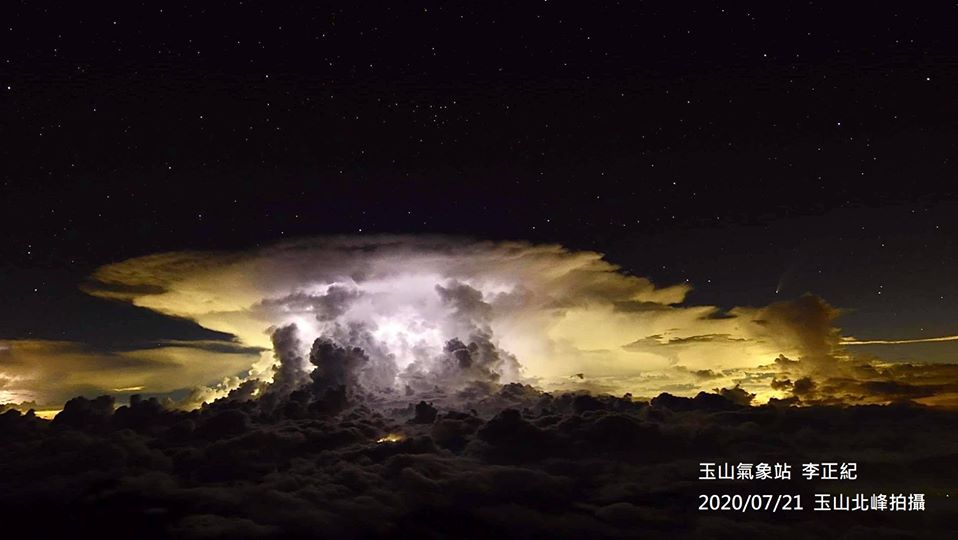 快新聞／雨炸嘉義一整夜竟炸出「超夢幻奇景」！ 玉山氣象站捕捉到「彗星和雲彩共舞」