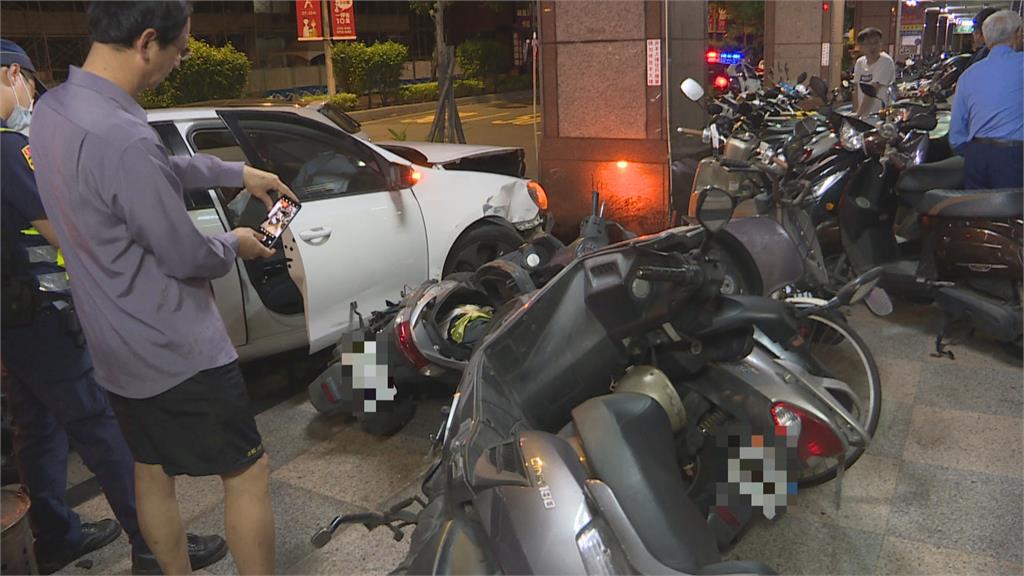 疑開太快!福斯撞上迴轉奧迪再衝進騎樓6機車「如保齡球瓶」無辜遭毀